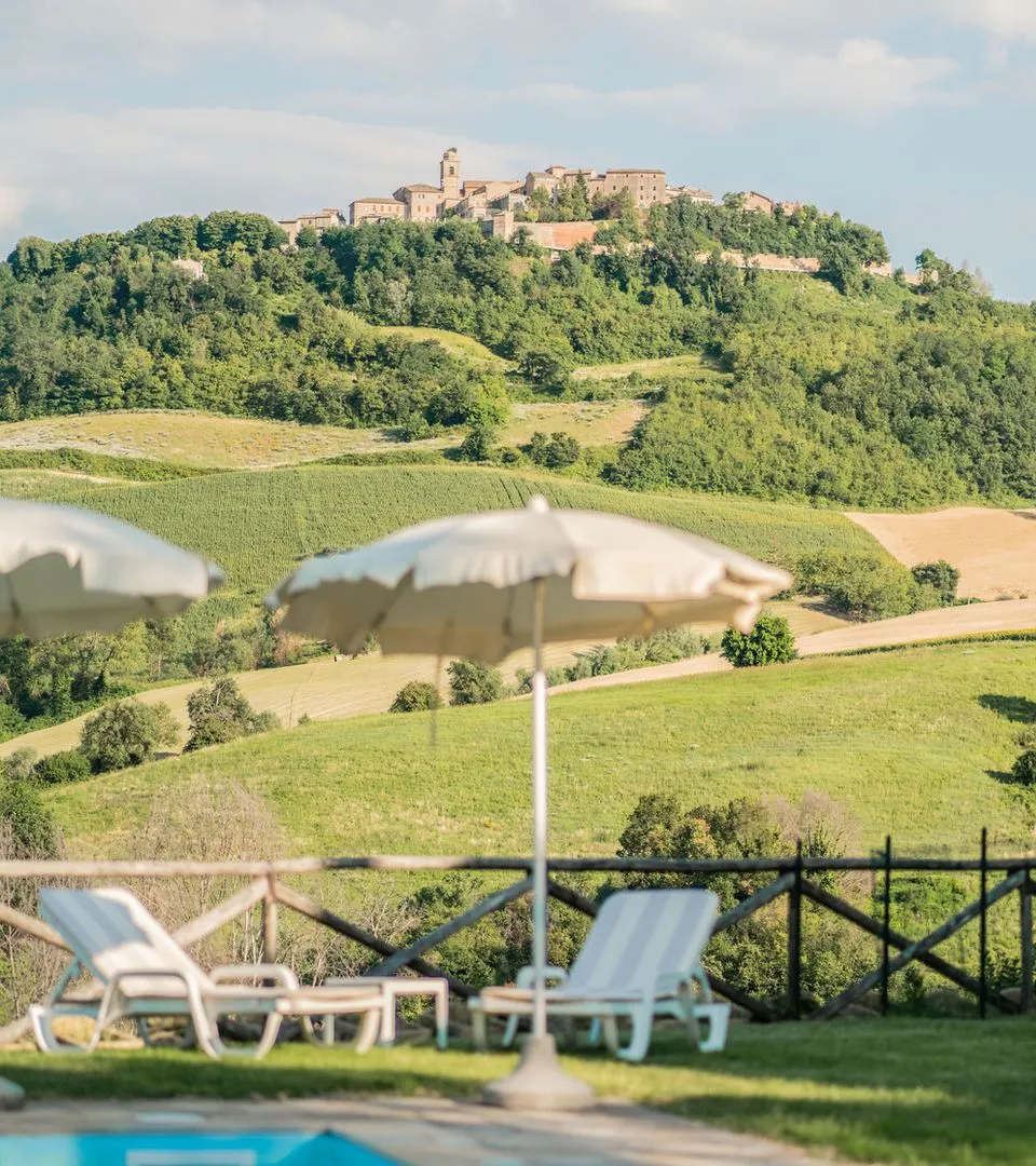 Le colline e Montedinove viste dal bordo piscina